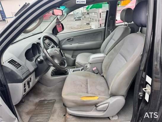 Toyota Hilux 4x4 van – 2 sets of tires! Hilux 4x4 van – 2 sets of tires! 2006 2 Small Vans image 11