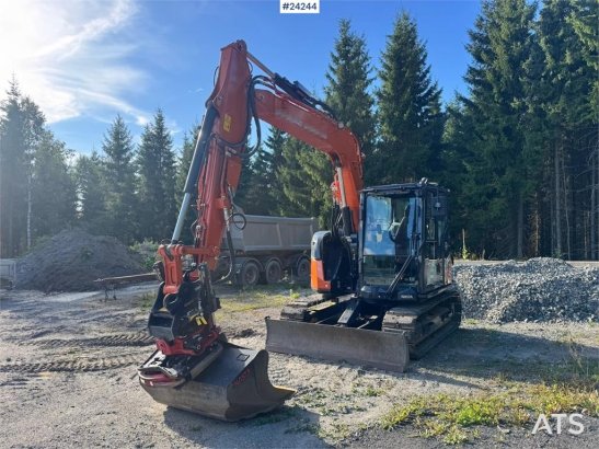 Hitachi ZX95US-7 Excavator w/ Rototilt w/ grab – 2 buckets ZX95US-7 Excavator w/ Rototilt w/ grab – 2 buckets 2024 2 Crawl...