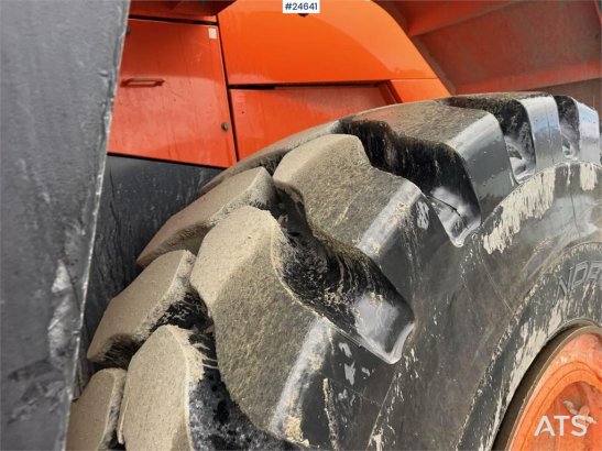 Doosan DL550-5 wheel loader with scale, bucket, and new t Doosan DL550-5 wheel loader with scale, bucket, and new t 2015 2...