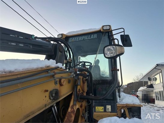 CAT 930G w/ bucket, pallet forks and scale. See hours! 930G w/ bucket, pallet forks and scale. See hours! 2005 2 Wheel Loa...