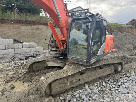 Hitachi ZX210LC-5B Tracked excavator w/ tilt, bucket and G ZX210LC-5B Tracked excavator w/ tilt, bucket and G 2013 2 Crawl...