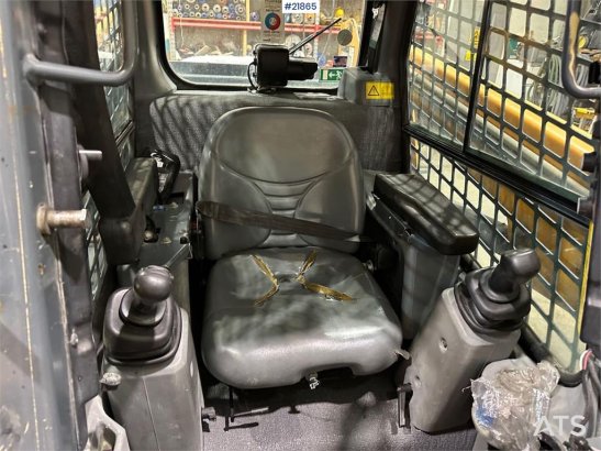 Mustang 220R compact loader w/leveling bucket and pallet f Mustang 220R compact loader w/leveling bucket and pallet f 2016...