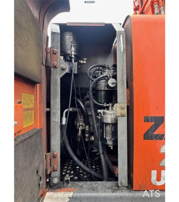 Hitachi ZX225 Tracked excavator with digging bucket – Engi ZX225 Tracked excavator with digging bucket – Engi 2008 2 Crawl...