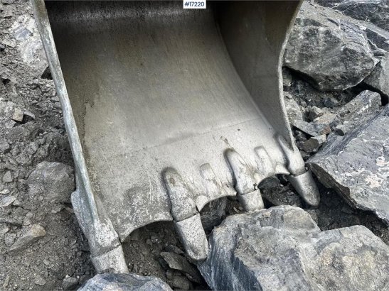 Volvo EC360 BLC Tracked excavator w/ digging bucket and 10058 2004 2 Crawler Excavators image 42