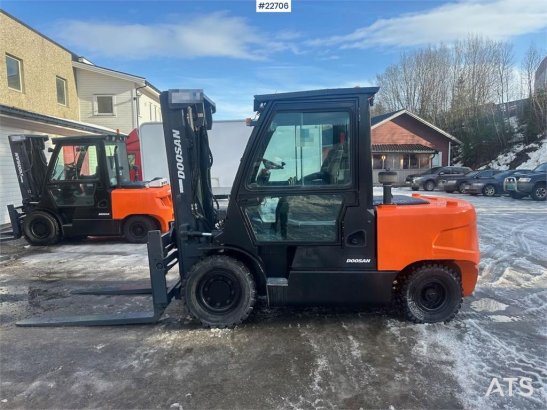 Doosan D55C-5 forklift 5.5 tons w/ 4.5 meter lift height Doosan D55C-5 forklift 5.5 tons w/ 4.5 meter lift height 2011 2 F...