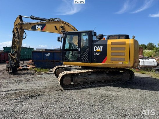 CAT 323FL with tilt and digging bucket 36 2018 2 Crawler Excavators image 12