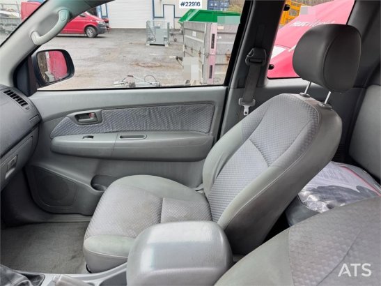 Toyota Hilux 4x4 van – 2 sets of tires! Hilux 4x4 van – 2 sets of tires! 2006 2 Small Vans image 12