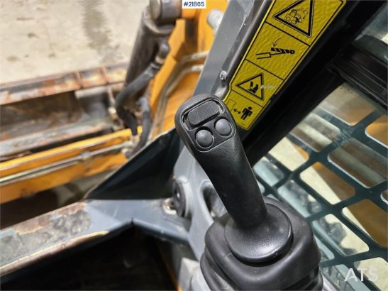 Mustang 220R compact loader w/leveling bucket and pallet f Mustang 220R compact loader w/leveling bucket and pallet f 2016...