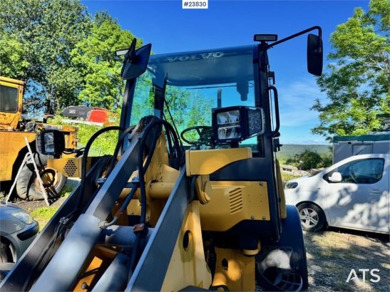 Volvo L25B Wheel Loader with Bucket and Pallet Forks L25B Wheel Loader with Bucket and Pallet Forks 2007 2 Wheel Loaders i...