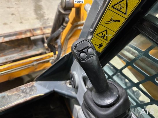 Mustang 220R compact loader w/leveling bucket and pallet f Mustang 220R compact loader w/leveling bucket and pallet f 2016...