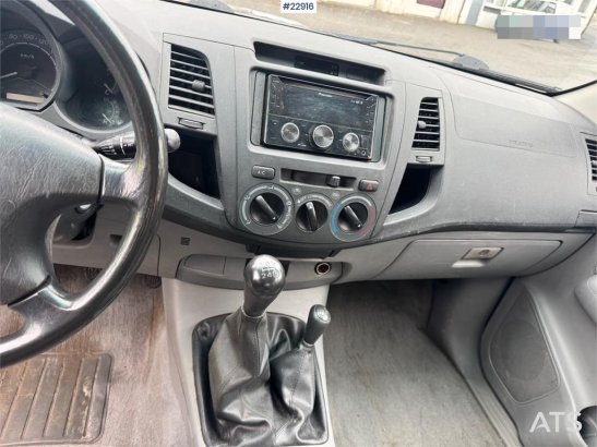 Toyota Hilux 4x4 van – 2 sets of tires! Hilux 4x4 van – 2 sets of tires! 2006 2 Small Vans image 13