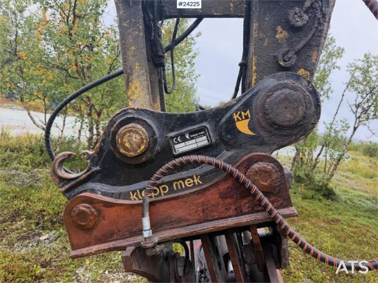 Komatsu PC240LC-7K excavator w/ 2 buckets – prepared for m PC240LC-7K excavator w/ 2 buckets – prepared for m 2005 2 Crawl...