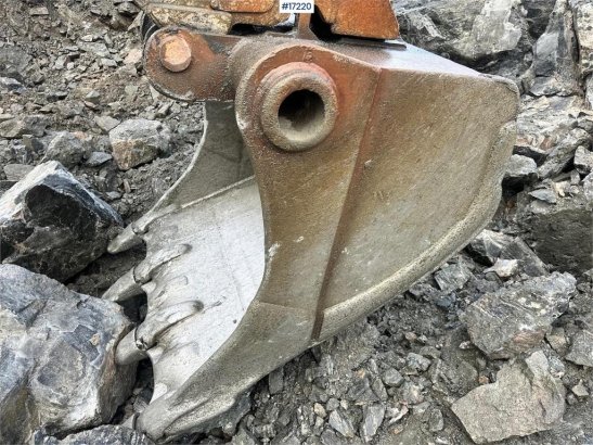 Volvo EC360 BLC Tracked excavator w/ digging bucket and 10058 2004 2 Crawler Excavators image 14