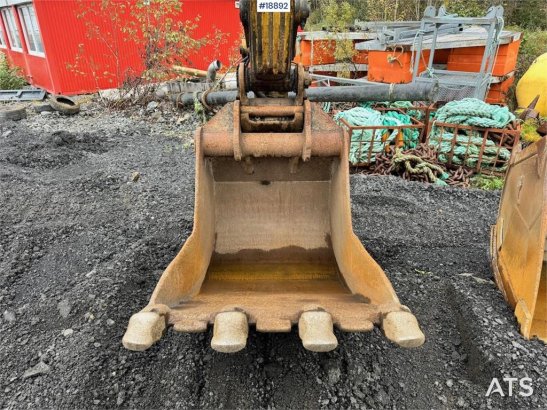Komatsu PC240LC-6K Crawler Excavator w/ Digging Bucket. PC240LC-6K Crawler Excavator w/ Digging Bucket. 2001 2 Crawler Exc...