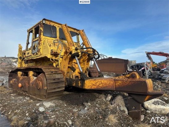 Komatsu D355-3 A dozer w/ ripper and cutter D355-3 A dozer w/ ripper and cutter 1976 2 Dozers image 14