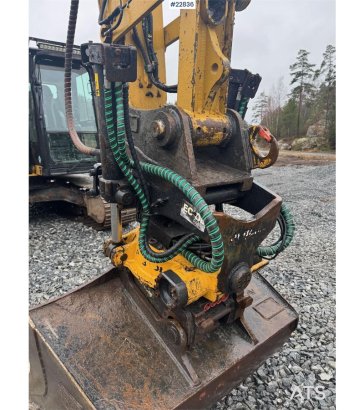 CAT 313FL crawler excavator with 2 buckets and tiltrot 26 2017 2 Crawler Excavators image 14