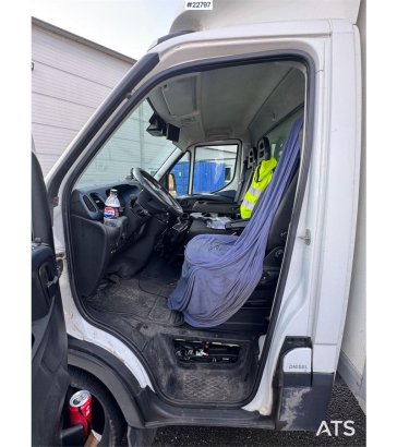 Iveco 35S16 Box truck w/ side door and lift 35S16 Box truck w/ side door and lift 2018 2 image 89
