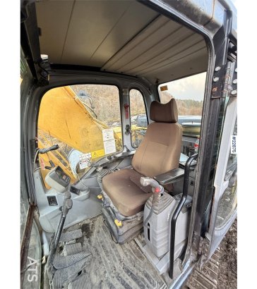 New Holland E265 Excavator with tooth bucket and defective rot E265 Excavator with tooth bucket and defective rot 2006 2 C...