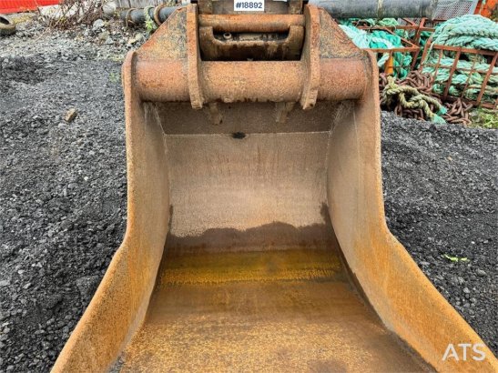 Komatsu PC240LC-6K Crawler Excavator w/ Digging Bucket. PC240LC-6K Crawler Excavator w/ Digging Bucket. 2001 2 Crawler Exc...
