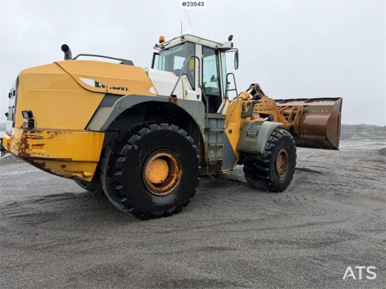 Liebherr L580 wheel loader with a gravel bucket, tooth buck L580 wheel loader with a gravel bucket, tooth buck 2006 2 Whee...