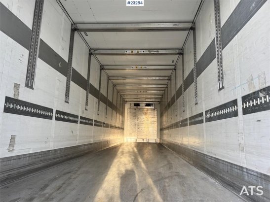 Schmitz box semi-trailer with fridge/freezer unit – load b Schmitz Cargobull box semi-trailer with fridge/freezer unit – l...