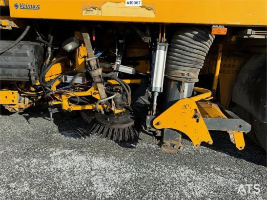 Volvo FM9 4x2 sweeper truck w/ Beam sweeper S7000 superc FM9 4x2 sweeper truck w/ Beam sweeper S7000 superc 2003 2 image 15