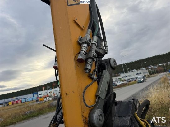 Liebherr R914 excavator with GPS, bucket, and tiltrotator. R914 excavator with GPS, bucket, and tiltrotator. 2019 2 Crawle...
