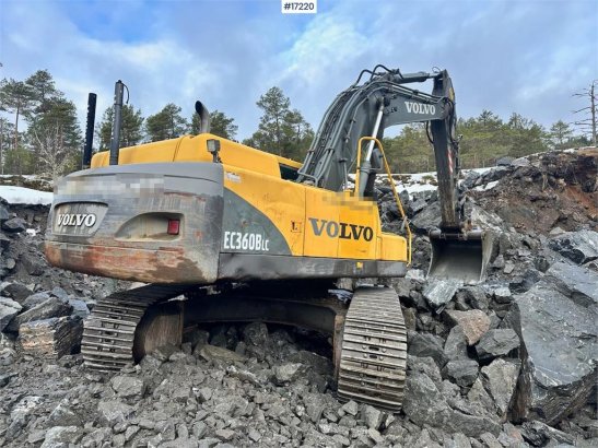 Volvo EC360 BLC Tracked excavator w/ digging bucket and 10058 2004 2 Crawler Excavators image 2