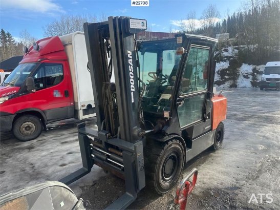Doosan D55SC-7 truck w/ Deluxe cabin Doosan D55SC-7 truck w/ Deluxe cabin 2016 2 Forklift image 2