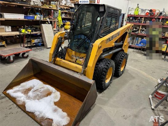 Mustang 220R compact loader w/leveling bucket and pallet f Mustang 220R compact loader w/leveling bucket and pallet f 2016...