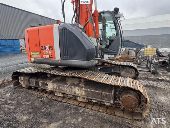 Hitachi ZX225 Tracked excavator with digging bucket – Engi ZX225 Tracked excavator with digging bucket – Engi 2008 2 Crawl...