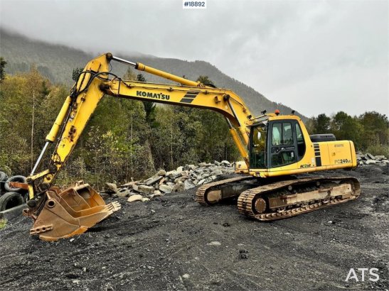 Komatsu PC240LC-6K Crawler Excavator w/ Digging Bucket. PC240LC-6K Crawler Excavator w/ Digging Bucket. 2001 2 Crawler Exc...