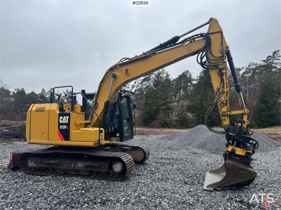CAT 313FL crawler excavator with 2 buckets and tiltrot 26 2017 2 Crawler Excavators image 17