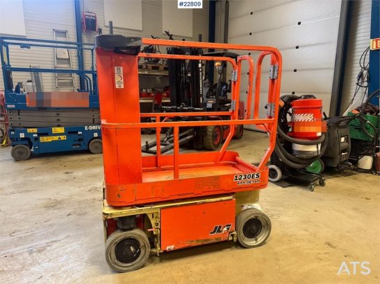 JLG 1230ES scissor lift. 230 hours. 1230ES scissor lift. 230 hours. 2016 2 Scissor Lifts image 17