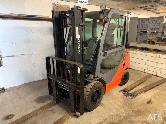 Toyota 02-8FDF25 with hydraulic side shift and fork widen 02-8FDF25 with hydraulic side shift and fork widen 2012 2 Forkli...