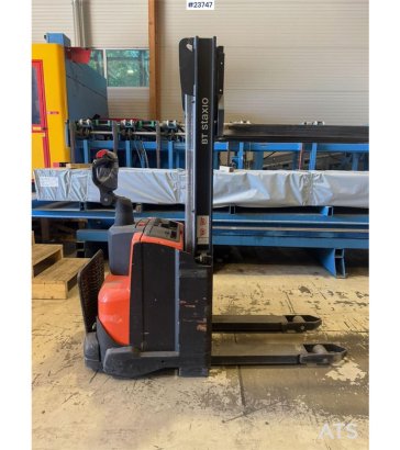 Linde SWE100 Pedestrian Pallet Stacker SWE100 Pedestrian Pallet Stacker 2015 2 Forklift image 2