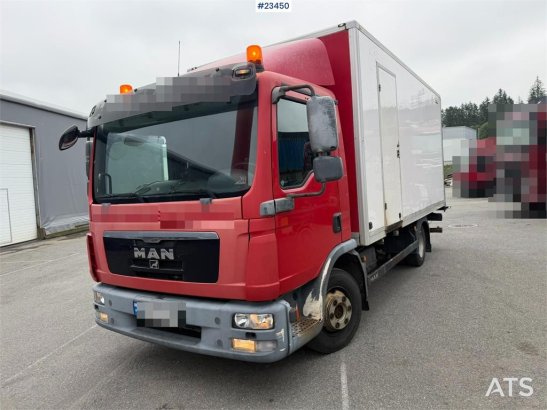 MAN TGL 8.220 4x2 box truck with a 2-ton lift TGL 8.220 4x2 box truck with a 2-ton lift 2013 2 image 2
