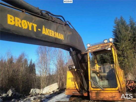 Åkerman H10 Excavator with Digging Bucket H10 Excavator with Digging Bucket 1983 2 Crawler Excavators image 2