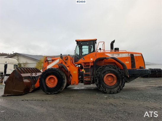 Doosan DL550-5 wheel loader with scale, bucket, and new t Doosan DL550-5 wheel loader with scale, bucket, and new t 2015 2...