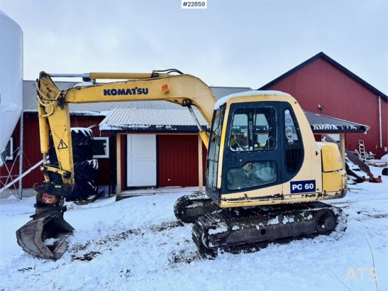 Komatsu PC60-7 crawler excavator with powertilt and 3 buck PC60-7 crawler excavator with powertilt and 3 buck 1994 2 Crawl...