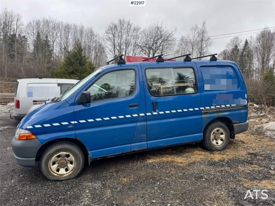 Toyota Hiace 4WD with 2 sets of tires Hiace 4WD with 2 sets of tires 2005 2 Small Vans image 3