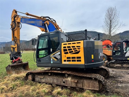 Kato HD823 Kato HD823 2019 2 Crawler Excavators image 3