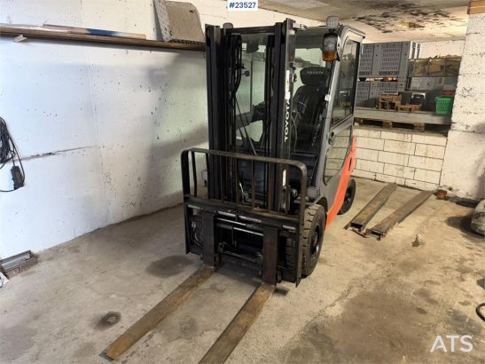 Toyota 02-8FDF25 with hydraulic side shift and fork widen 02-8FDF25 with hydraulic side shift and fork widen 2012 2 Forkli...