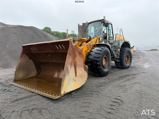 Liebherr L580 wheel loader with a gravel bucket, tooth buck L580 wheel loader with a gravel bucket, tooth buck 2006 2 Whee...