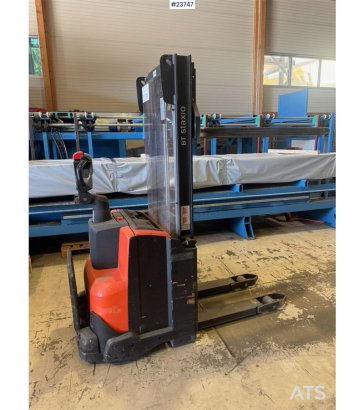Linde SWE100 Pedestrian Pallet Stacker SWE100 Pedestrian Pallet Stacker 2015 2 Forklift image 3