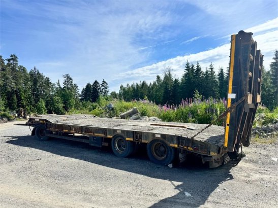 McCauley MAC machinery trailer with hydraulic loading ramps McCauley machinery trailer with hydraulic loading ramps 2011 2...