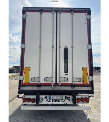 Schmitz Cargobull box semi-trailer with Carrier refrigeration unit. Schmitz Cargobull box semi-trailer with Carrier refrig...