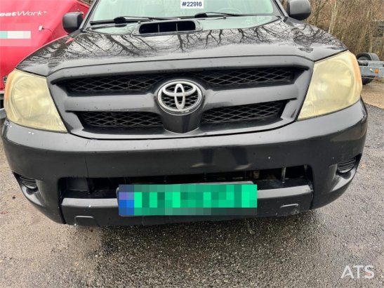 Toyota Hilux 4x4 van – 2 sets of tires! Hilux 4x4 van – 2 sets of tires! 2006 2 Small Vans image 3