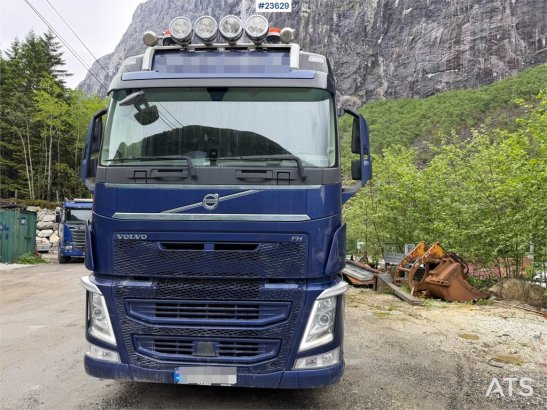 Volvo FH540 6x4 tractor unit with a 2017 3-axle Langendo 590 2019 2 Tractor Units image 3