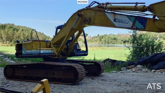 Kobelco SK200LC Excavator with digging bucket SK200LC Excavator with digging bucket 1991 2 Crawler Excavators image 3